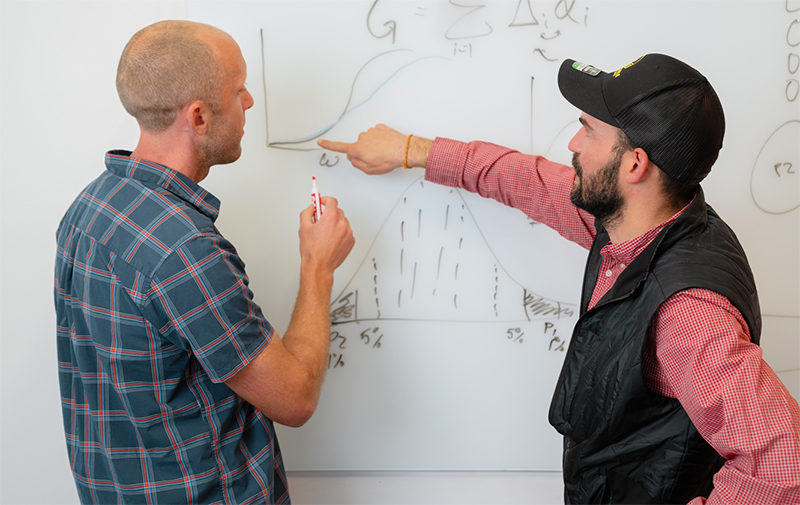 Tim Beissinger (Heritable CTO) and Joel Smith (Sr. Computational Biologist) discutono le ultime applicazioni nel breeding con IA (Photo credit, Yunus Emre Cakir);